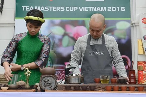 2016年越南茶艺大师杯竞赛。（图片来源：越南《人民报》）