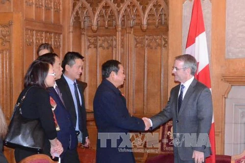 越南国会副主席杜伯巳与加拿大众议院副议长布鲁斯‧萨通（图片来源：越通社）