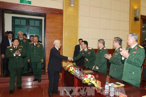 ​越共中央总书记、中央军委书记阮富仲走访了越南国防部​第二总局。（图片来源：越通社） 