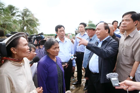 越南政府总理阮春福指导克服平定省洪灾后果