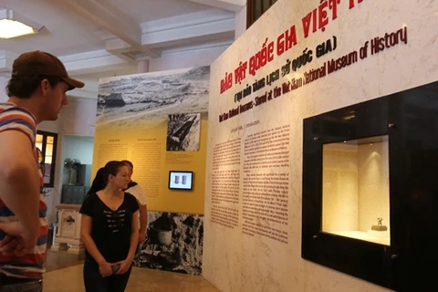 参观者欣赏越南国家宝物。