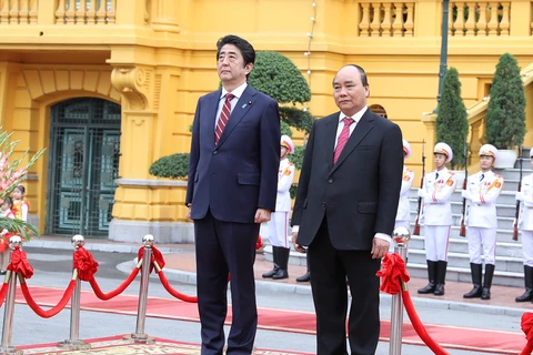 阮春福总理在主席府举行隆重仪式，欢迎安倍访越。