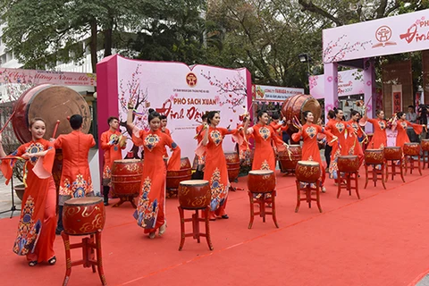 2017丁酉年春节图书街开幕式。(图片来源：越南《人民报》)