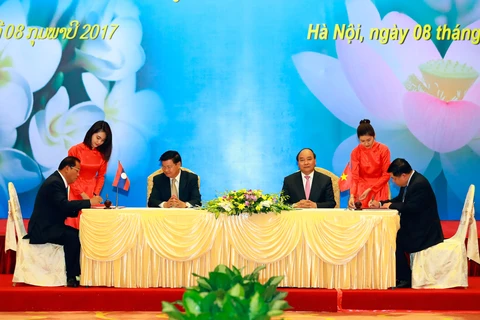 两国总理见证《越南政府与老挝政府2017年合作协议与计划》签署仪式（图片来源：越通社）