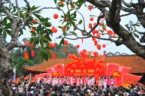 题为“与国家同行和创新”的第15次越南诗歌日 2月11日在河内市文庙国子监隆重举行（图片来源：越通社）