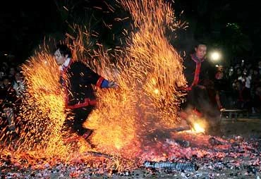 河江省巴天族同胞富有特色的跳火节
