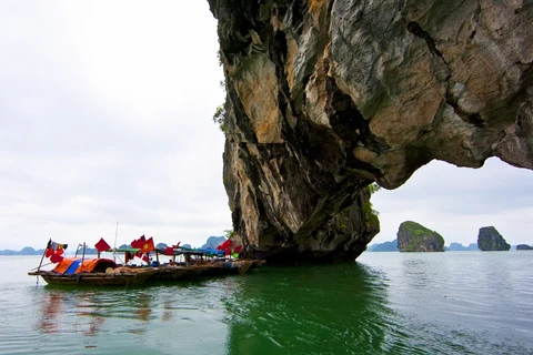 ​独特外形的岩石岛（图片来源：广宁省报网）