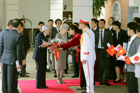 越南人民向日本天皇和皇后送上鲜花（图片来源：越通社）