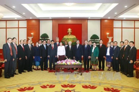 越共中央总书记阮富仲同老挝国会代表团合影留念。(图片来源：越通社)