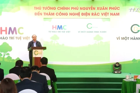 阮春福总理考察越南自主开发的废物再生能源项目