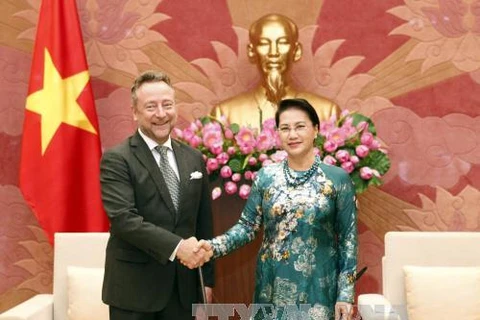 国会主席阮氏金银（右）会见捷克新任驻越南大使维捷斯拉夫•格雷普尔。（图片来源：越通社） 