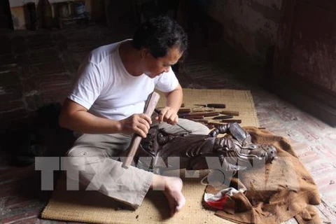 北宁省努力传承与发扬800年历史的手工木雕业精髓