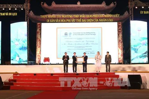 “越南三府祀母信仰”授予人类非物质文化遗产证书授证仪式。
