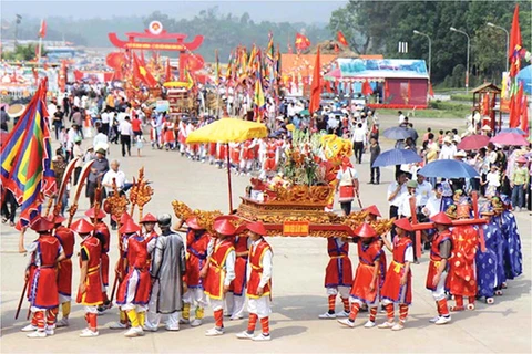 雄王庙会迎轿仪式 越南民族一直保留的美好传统文化