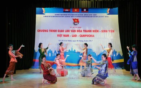 由老挝大学生表演的传统舞蹈。（图片来源：越通社）