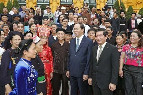 国家主席陈大光与122名模范北部边境地区少数民族艺人、村寨长老、有威信者交谈。
