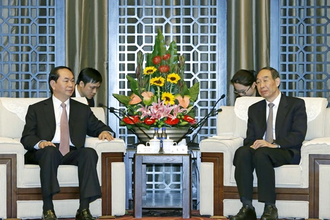 国家主席陈大光（左）会见中共中央委员、福建省委书记、省人大常委会主任尤权。（图片来源：越通社）