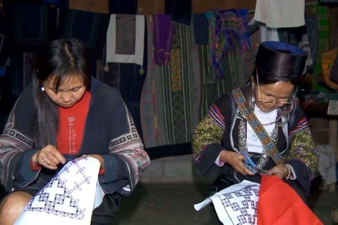 老街省将传统土锦纺织刺绣产业与旅游相结合