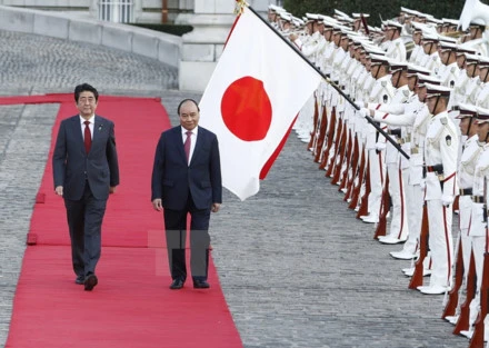 日本首相安倍晋三举行仪式 欢迎阮春福总理来日访问