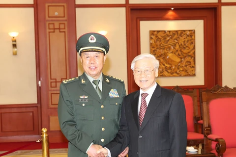 越共中央总书记阮富仲（右）会见中共中央政治局委员、中央军委副主席范长龙上将。