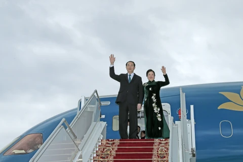 越南国家主席陈大光携夫人抵达白俄罗斯明斯克国际机场。（图片来源：越通社）