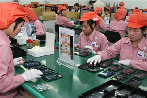 2017年上半年越南各类手机及其零配件出口额达195亿美元。