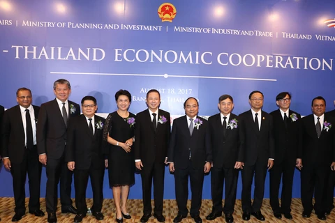 阮春福（右五）与出席越泰经济合作论坛代表合影。（图片来源：越通社）