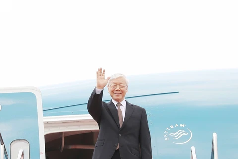 阮富仲总书记抵达苏加诺-哈达国际机场。