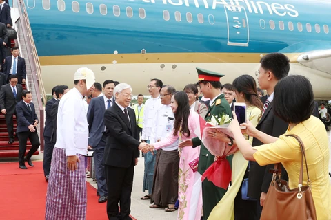 越南驻缅甸大使馆干部人员到机场迎接阮富仲一行。