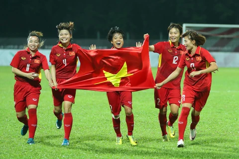 越南女足队球员获得第29届东南亚运动会女足球比赛冠军后高兴得不得了。