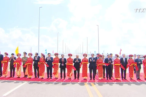 设在越南海防市的东南亚最长跨海大桥正式投入运行