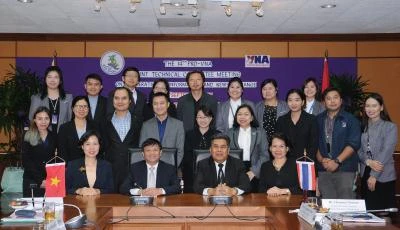 越南通讯社代表团与泰国公共关系部代表的合影