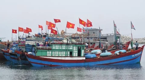 广南省渔民坚持出海捕捞 守护祖国黄沙 群岛主权
