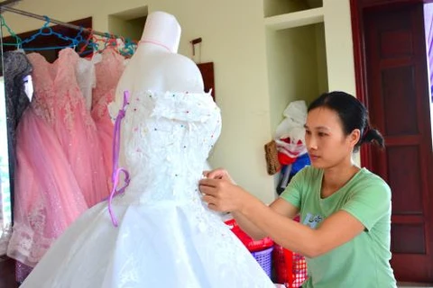 南定省: 婚纱礼服制作工艺业铺就沿海居民致富路