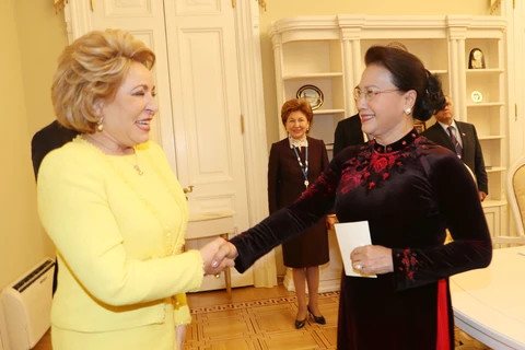 阮氏金银会见俄联邦委员会主席瓦莲京娜·伊万诺芙娜·马特维延科。