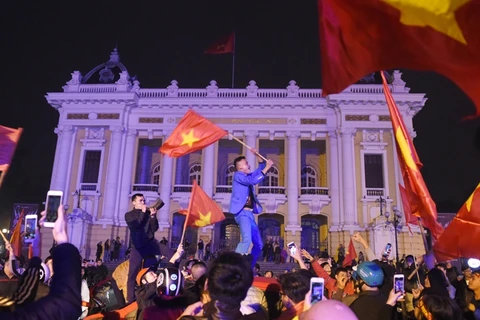 越南首都河内市民纷纷涌出家门 庆祝越南U23足球队的胜利（组图）