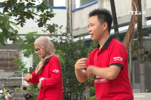 马来西亚青年志愿者在胡志明市留下浓重的一笔