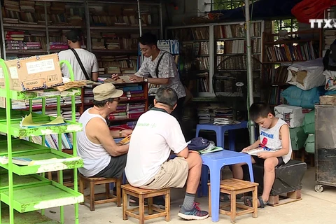 户外公益图书角 为河内图书爱好者免费阅读提供服务