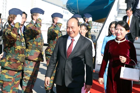 越南政府总理阮春福抵达布鲁塞尔 开始出席ASEM 12并对欧盟和比利时进行访问之旅 