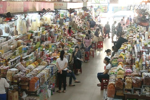 进入腊月 岘港市年货市场活跃