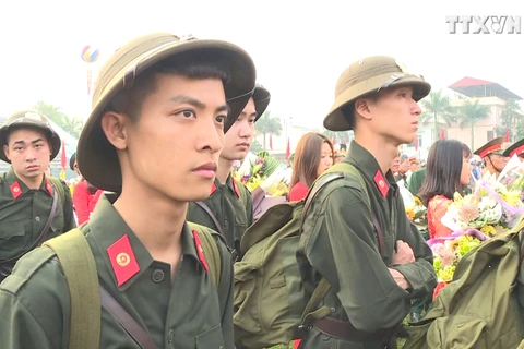 越南全国各地新兵纷纷启程奔赴军营