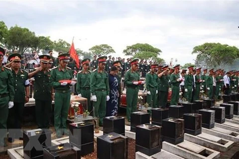 为在柬埔寨牺牲的越南志愿军和专家举行追悼会