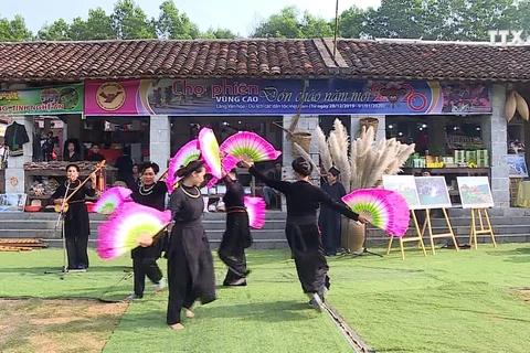 迎新年山区集市在越南各民族文化旅游村举行
