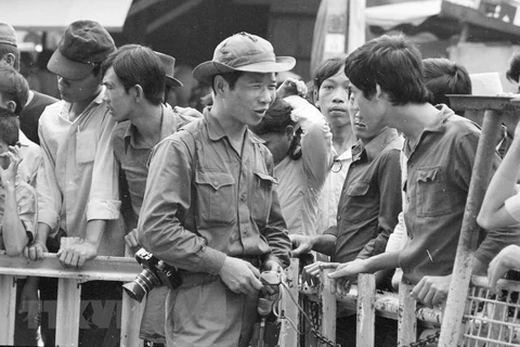 组图：在胡志明战役中奋勇前进的越通社记者