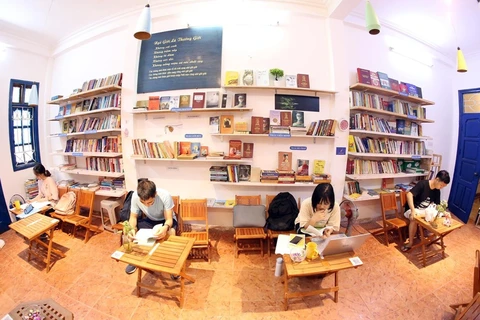 组图：首都河内一家免费图书馆 为阅读爱好者提供上千种图书类别