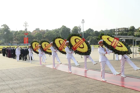 组图：越南党和国家领导拜谒胡志明主席陵