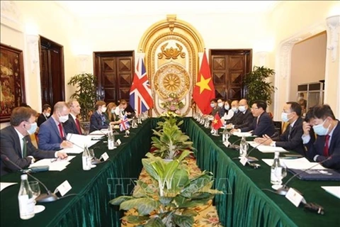越英两国一致同意将战略伙伴关系推向新高度