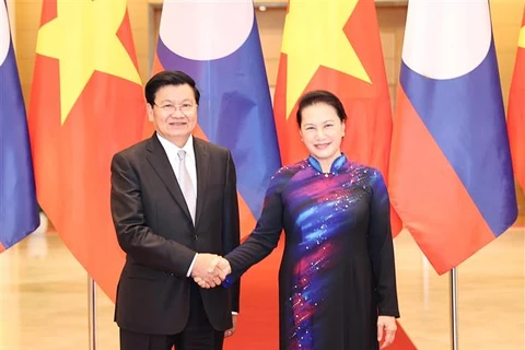 组图：越南国会主席阮氏金银会见老挝总理通论•西苏里