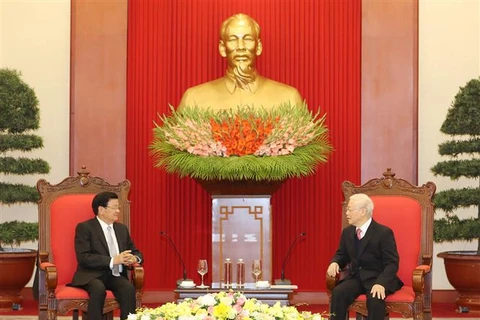 组图：越共中央总书记、国家主席阮富仲接见老挝政府总理通伦•西苏里