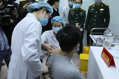 组图：越南正式启动首个新冠肺炎疫苗临床试验